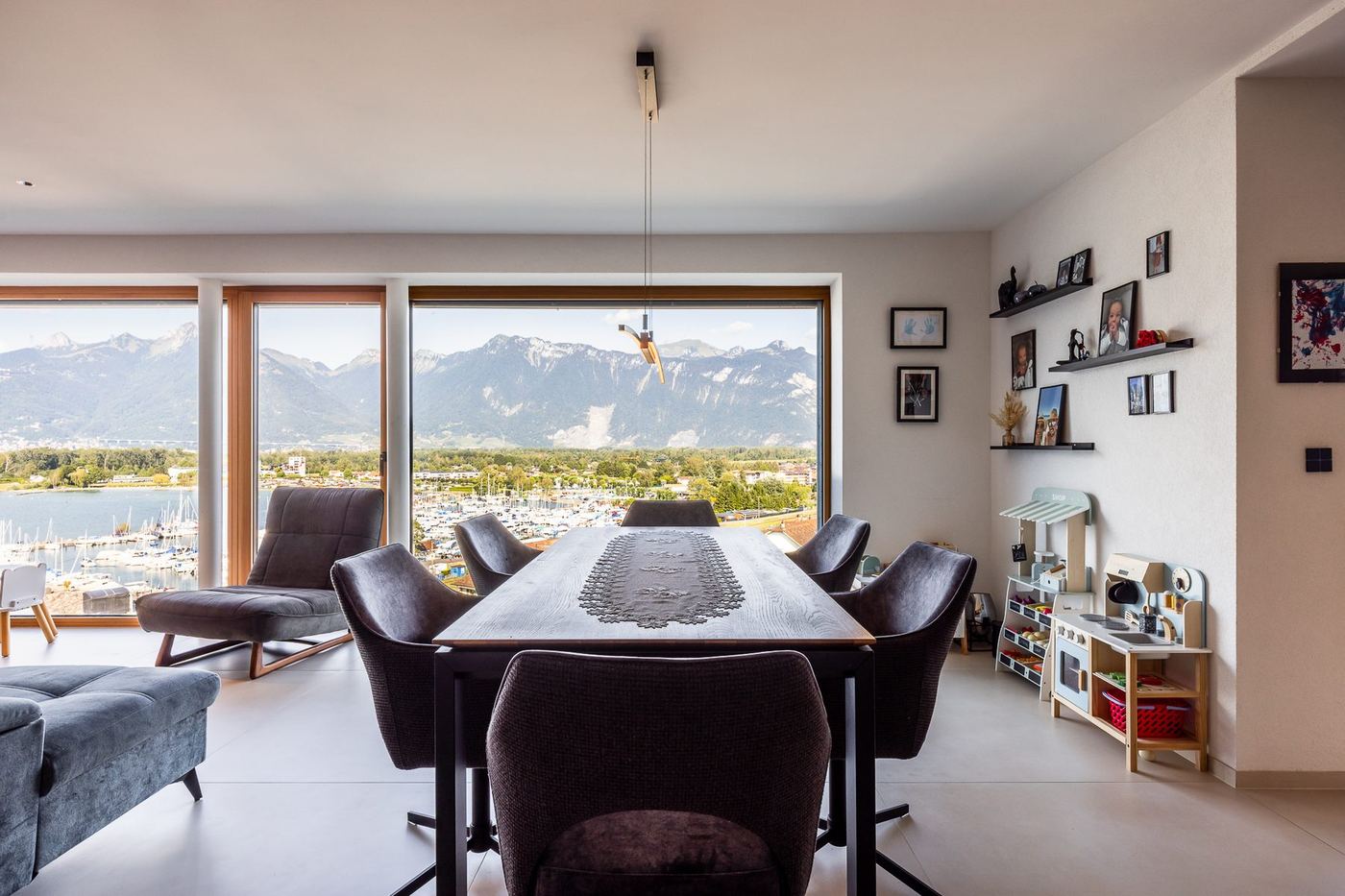 Salle à manger ouverte avec vue sur les Alpes et le port du Bouveret