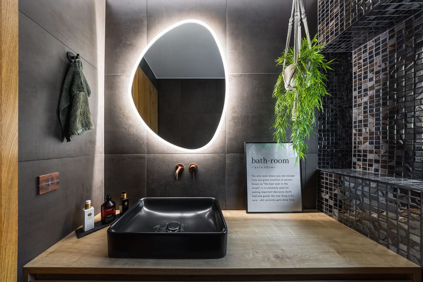 WC visiteur design — carrelage anthracite, mosaïque et vasque noire